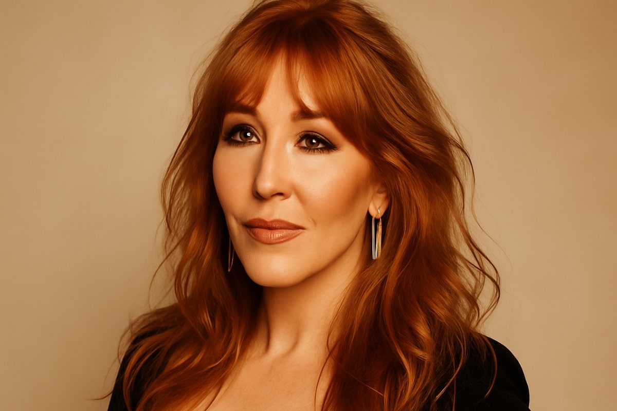 معرفی، نقد و بررسی برند شارلوت تیلبری (Charlotte Tilbury) 1 پرتره رسمی شارلوت تیلبری، میکاپآرتیست و بنیانگذار برند لوکس Charlotte Tilbury با نور گرم و پسزمینه بژ روشن