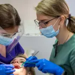 بررسی بازار کار و فرصت‌های شغلی دستیار دندانپزشک