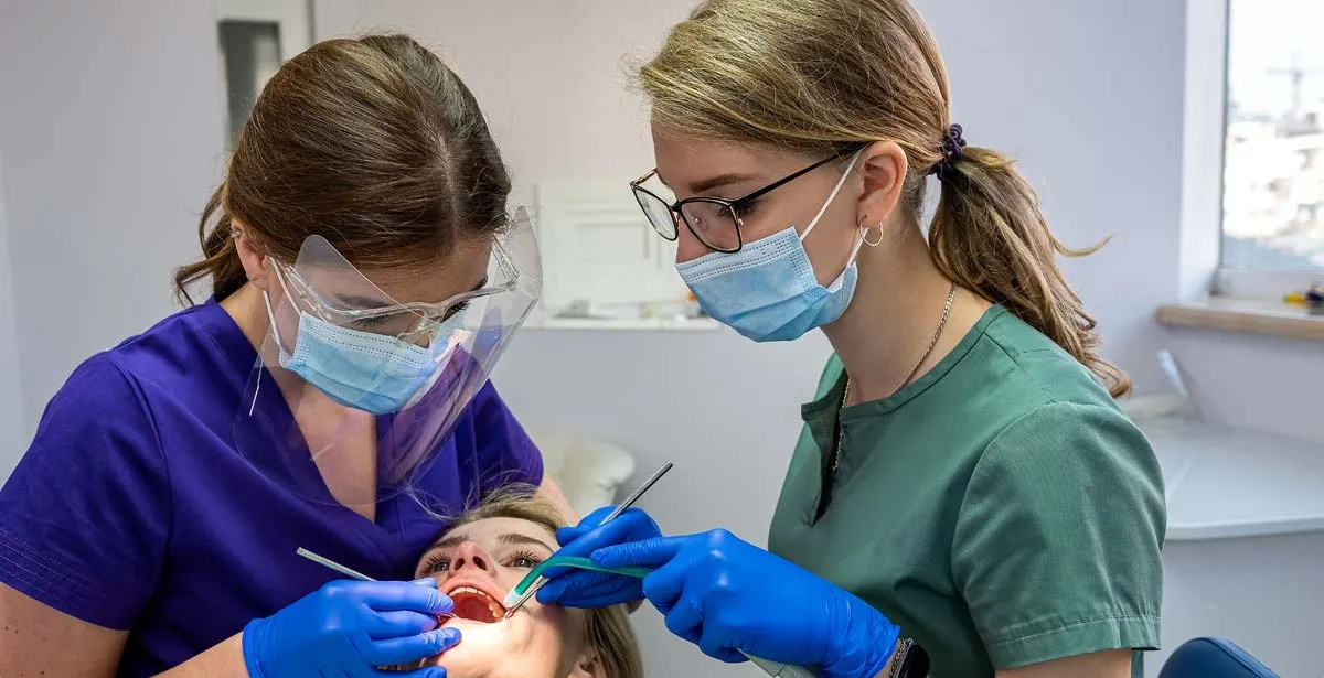 استخدام دستیار دندانپزشک